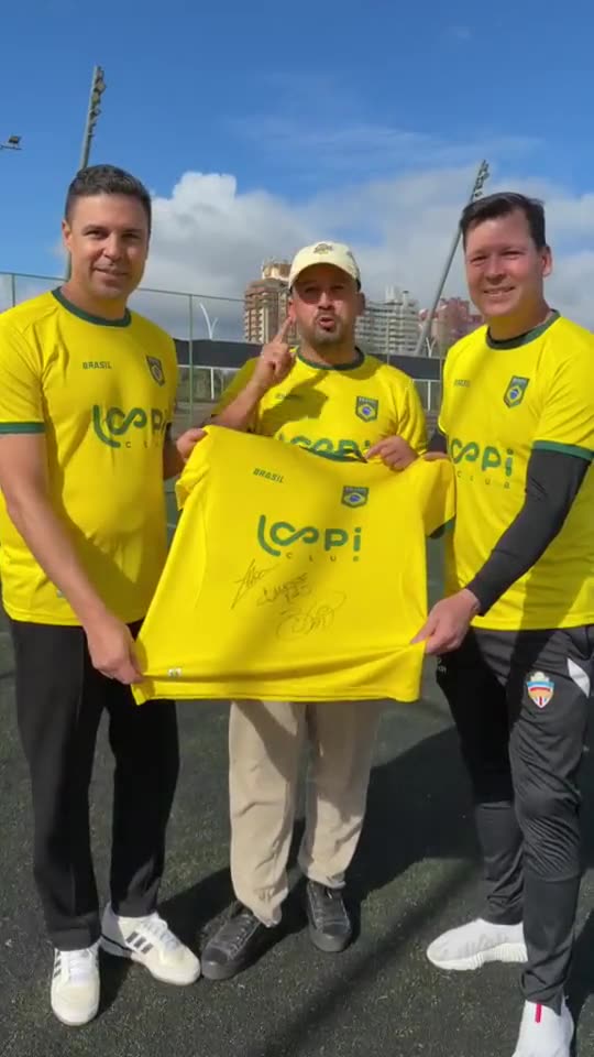 Craques assinando a camisa