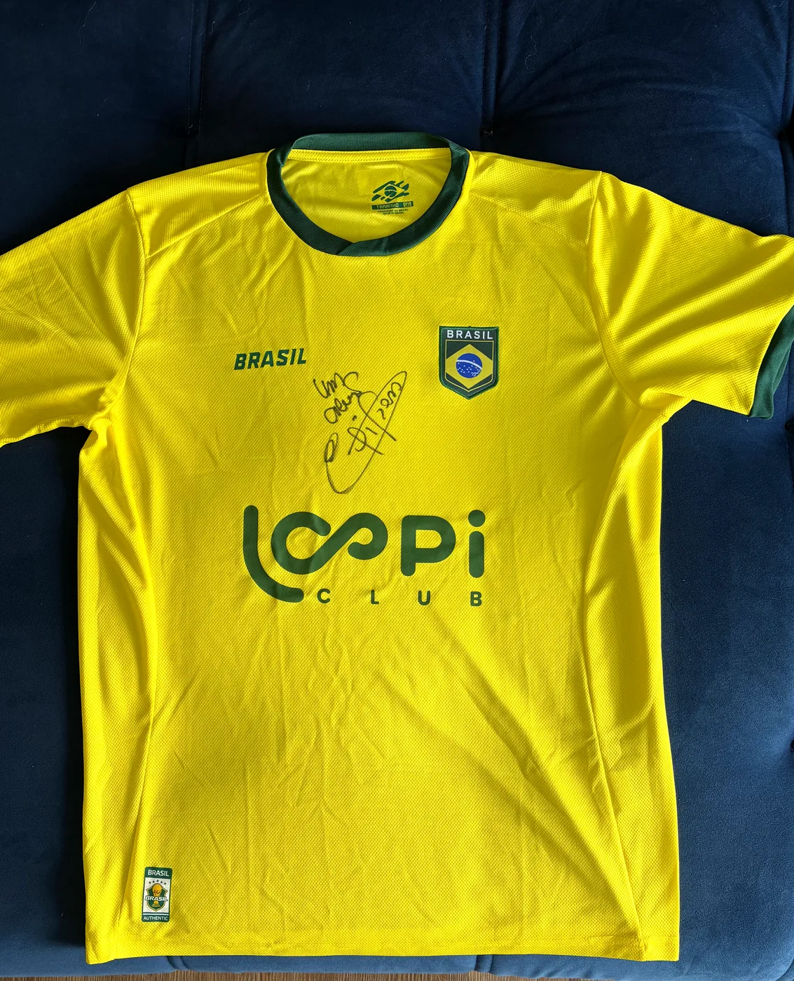 Camisa Loopi no Mundial assinada à mão por Edílson Capetinha
